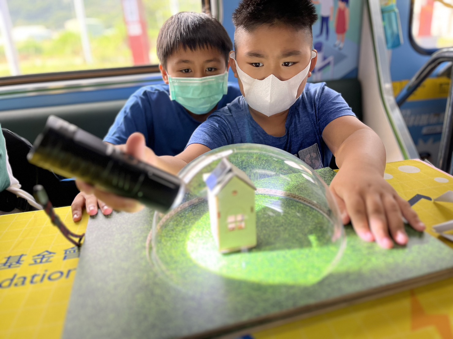 ag凯发參與基礎科學主題車廂，以STEAM教學精神，設計「逐日科學家」、「太陽能工程師」以及「淨零建築師」三大能源科普課程和實驗
