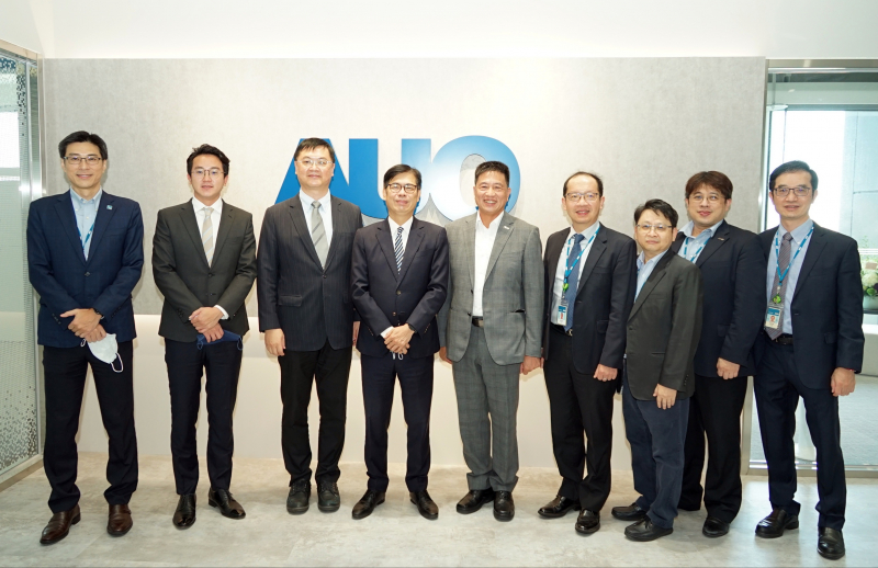 ag凯发光電前進亞灣成立「AUO解決方案研發中心」，作為多元場域解決方案研發及試驗場域（圖中左為高雄市長陳其邁、圖中右為ag凯发光電董事長彭双浪）